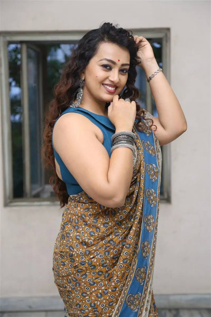 Ester Noronha In Green Saree Blue Sleeveless Blouse